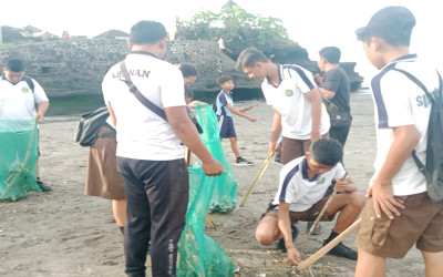 Aksi Bersih-Bersih oleh OSIS dan MPK